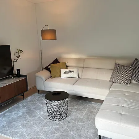 Luxury 2br, 2 Bath, Spacious Living With Open Kitchen, River View, Ideal For Long Stays, Parking, 10 Min To Center Lägenhet