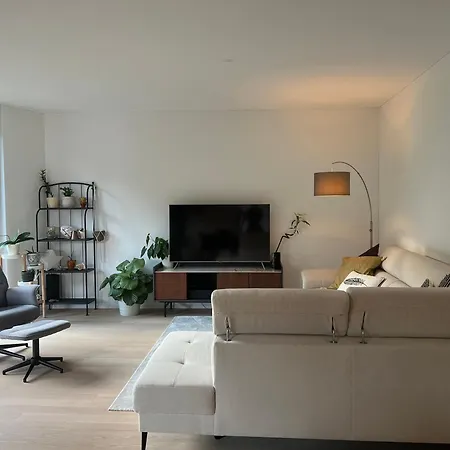 Apartment Luxury 2br, 2 Bath, Spacious Living With Open Kitchen, River View, Ideal For Long Stays, Parking, 10 Min To Center *