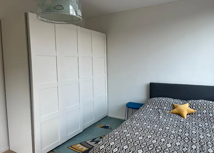 Luxury 2br, 2 Bath, Spacious Living With Open Kitchen, River View, Ideal For Long Stays, Parking, 10 Min To Center