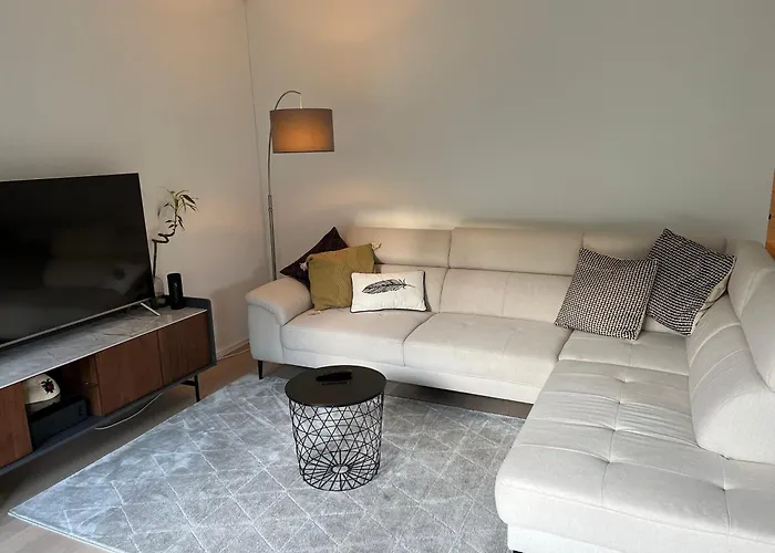 Luxury 2br, 2 Bath, Spacious Living With Open Kitchen, River View, Ideal For Long Stays, Parking, 10 Min To Center Apartment