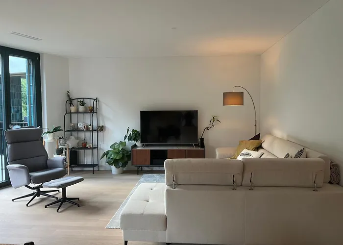 Apartment Luxury 2br, 2 Bath, Spacious Living With Open Kitchen, River View, Ideal For Long Stays, Parking, 10 Min To Center *