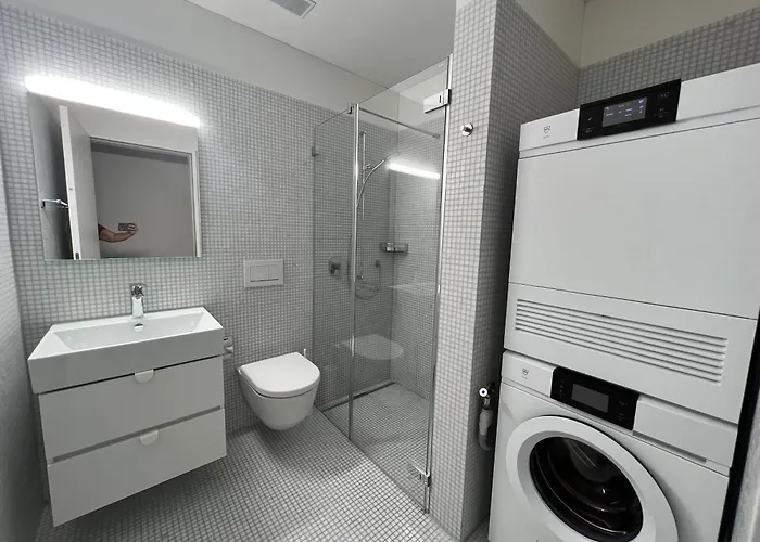 Luxury 2br, 2 Bath, Spacious Living With Open Kitchen, River View, Ideal For Long Stays, Parking, 10 Min To Center *