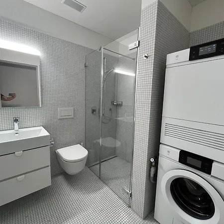 Luxury 2br, 2 Bath, Spacious Living With Open Kitchen, River View, Ideal For Long Stays, Parking, 10 Min To Center *